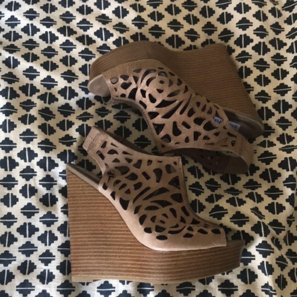Steve Madden laser peep toe cut platform wedge